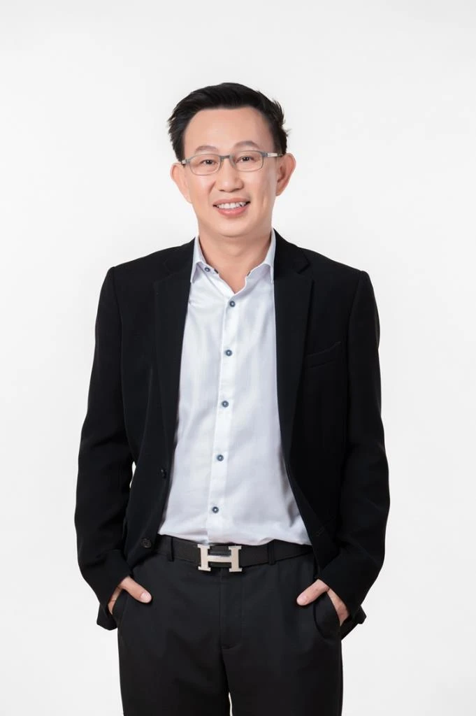 ดร.วิโรจน์ ศิริรัตนรักษ์ ประธานเจ้าหน้าที่บริหาร บริษัท แอดวานซ์ เว็บ เซอร์วิส จำกัด (มหาชน) ผู้พัฒนาและผู้ผลิตตู้ Advance Vending